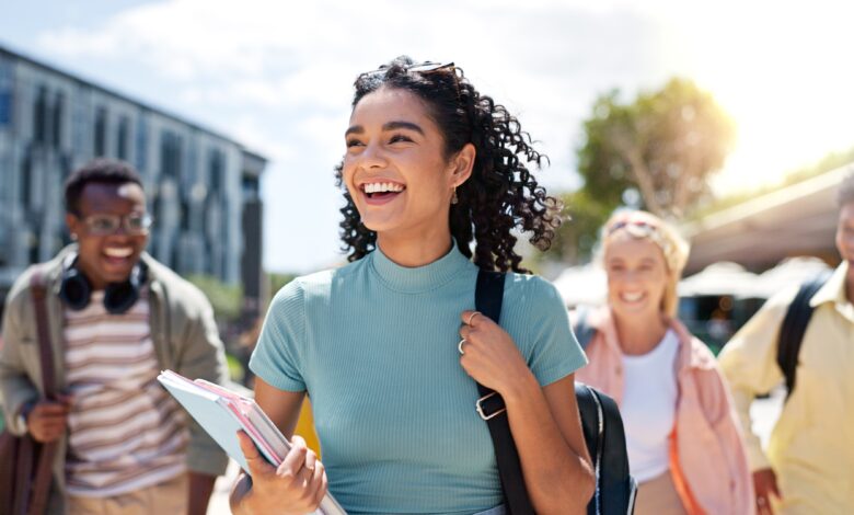 Ser estudante universitário em Portugal envolve diversos desafios, entre os quais se destaca a necessidade de financiar os estudos.